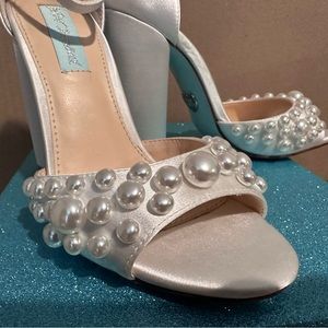 Betsy Johnson “SB -Cara - ivory satin” size 6. New in box. Only tried on.